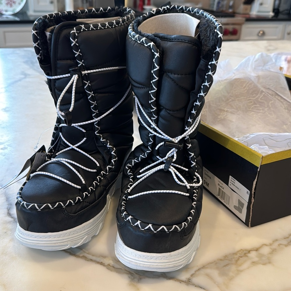 Khombu Sasha Boots black size 9m -